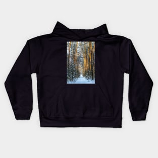 Winter landscape with snow-covered spruce forest. Kids Hoodie